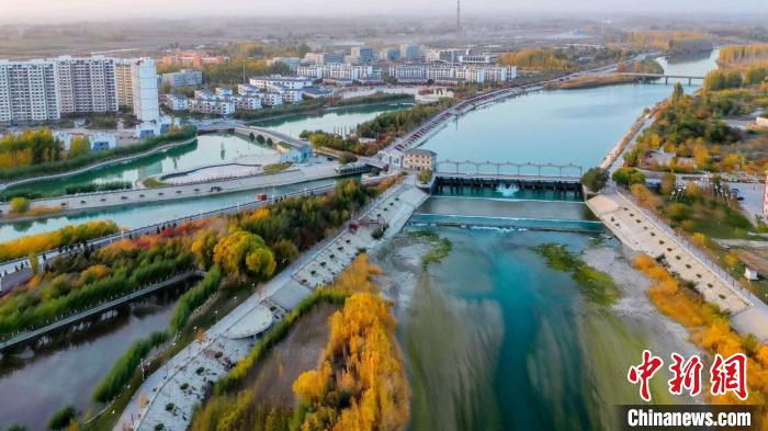 近年来，新疆博湖县加大开都河生态景观带建设，形成“水在城中流、城在水中映、人在水边行”的天然画卷。　年磊 摄