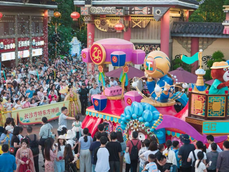 “五一”长沙方特《极乐盛宴》烟花剧首演